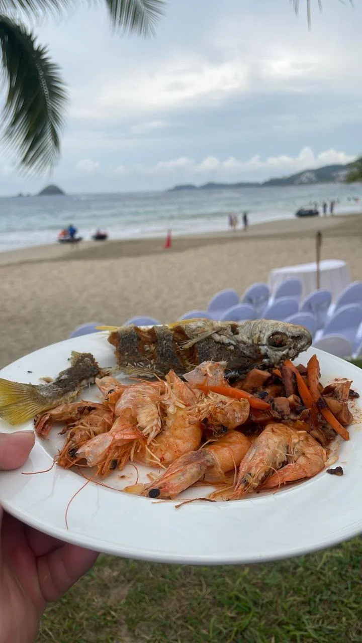 Platillo de mariscos servido frente a la playa